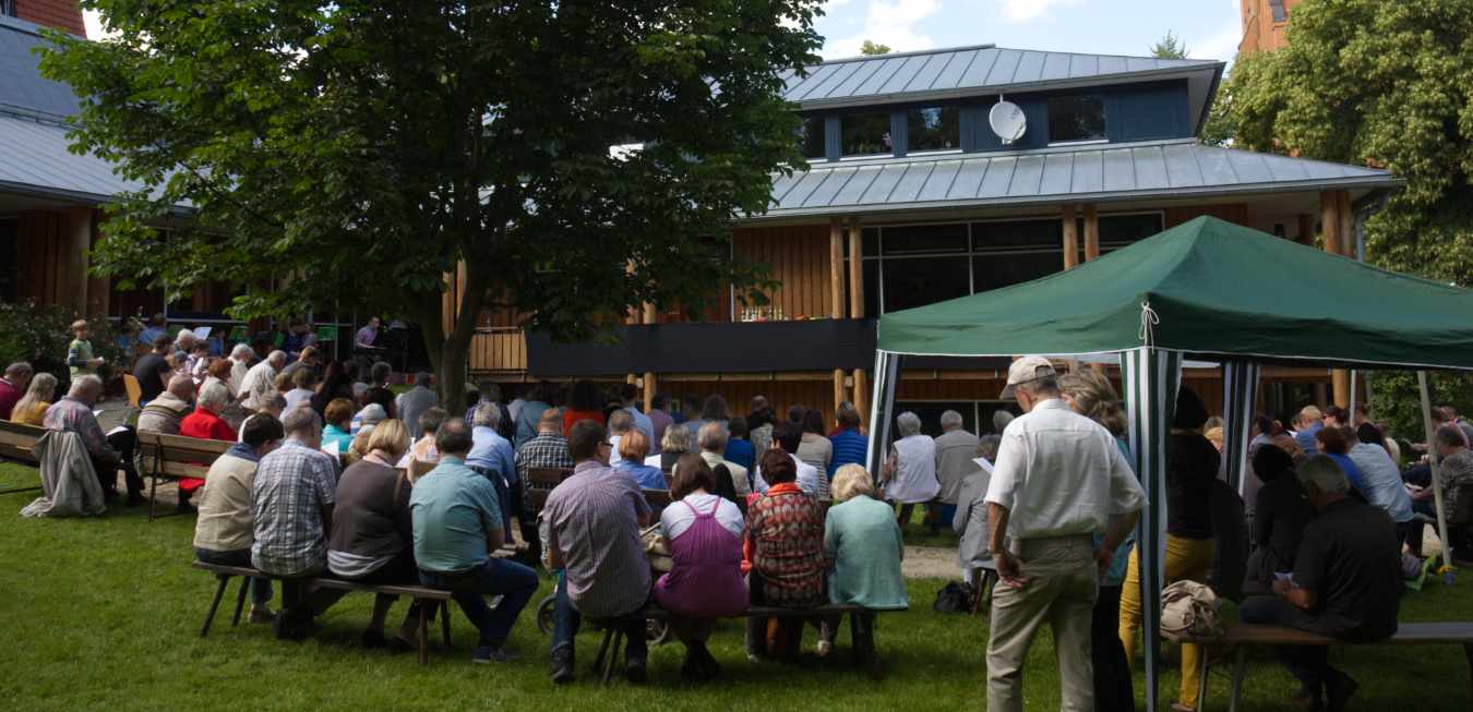 Open-Air-Gottesdienst vor der Pauluskirche mit Kirchenkaffee